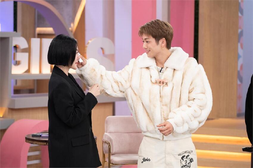 小S和「1大咖男星」超甜互動畫面流出!她喜極而泣摸臉「1舉動」讓他看傻