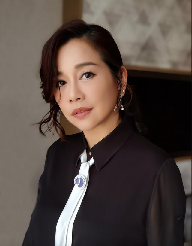 香港知名女星被指非常憔悴，因切除子宮無法生育，自認虧欠老公