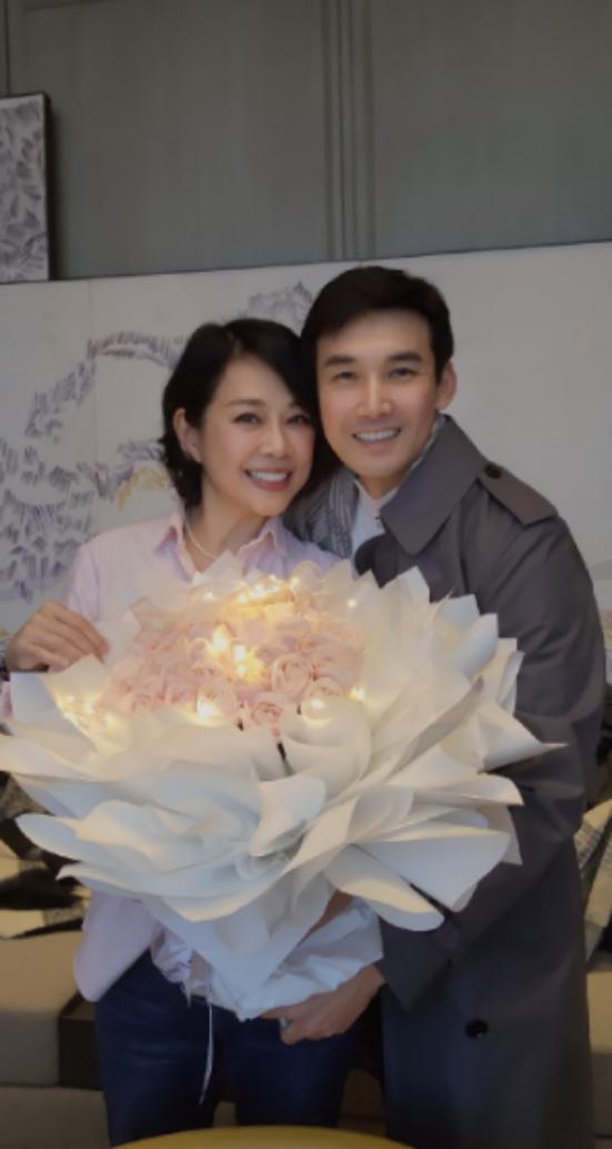 香港知名女星被指非常憔悴，因切除子宮無法生育，自認虧欠老公