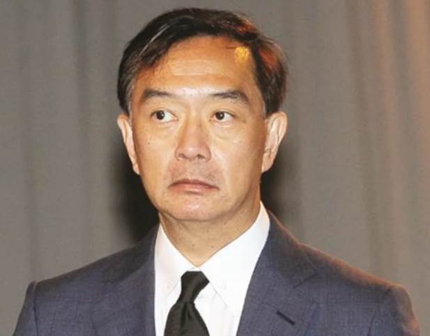 嚴凱泰54歲猝逝死因曝光，留下300億遺產分配驚呆全臺，遺孀陳莉蓮獨撐家計活成這樣，今一雙兒女正面照流出太意外
