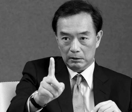 嚴凱泰54歲猝逝死因曝光，留下300億遺產分配驚呆全臺，遺孀陳莉蓮獨撐家計活成這樣，今一雙兒女正面照流出太意外