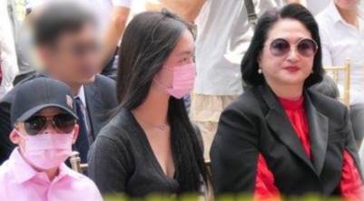 嚴凱泰54歲猝逝死因曝光，留下300億遺產分配驚呆全臺，遺孀陳莉蓮獨撐家計活成這樣，今一雙兒女正面照流出太意外