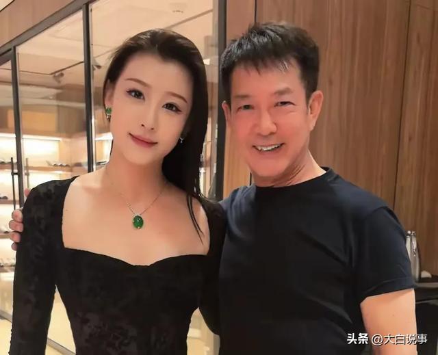 當年退隱結婚生女！一代巨星再現身「渾身精壯肌肉」　帥氣如昔「完全看不出當阿公」