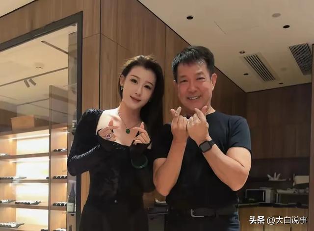 當年退隱結婚生女!一代巨星再現身「渾身精壯肌肉」 帥氣如昔「完全看不出當阿公」