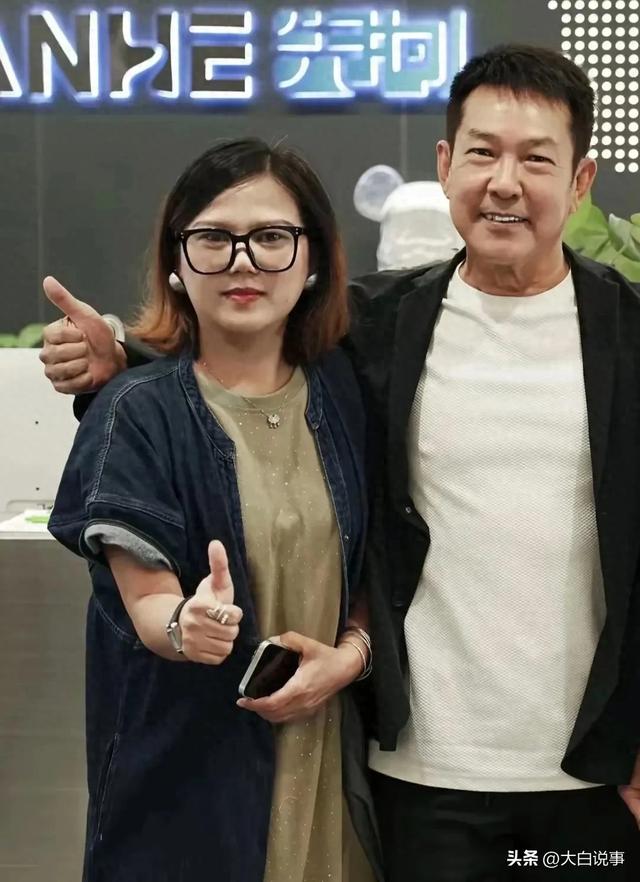 當年退隱結婚生女!一代巨星再現身「渾身精壯肌肉」 帥氣如昔「完全看不出當阿公」