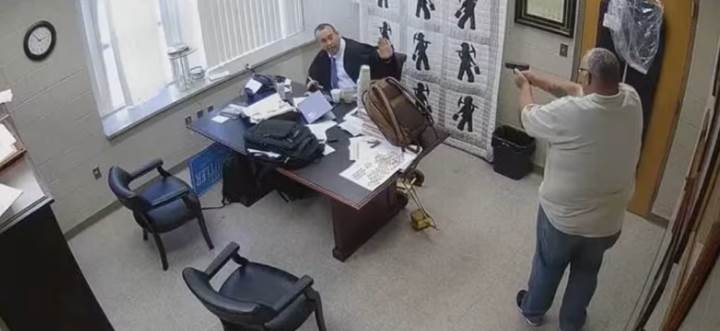 法院驚爆血案！！54歲法官「連中8槍」淪蜂窩身亡