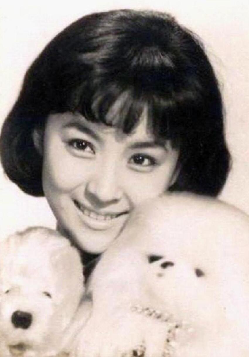 謝賢78歲第一任前妻甄珍罕露臉，帶兒子與友人聚會，仍然優雅高貴