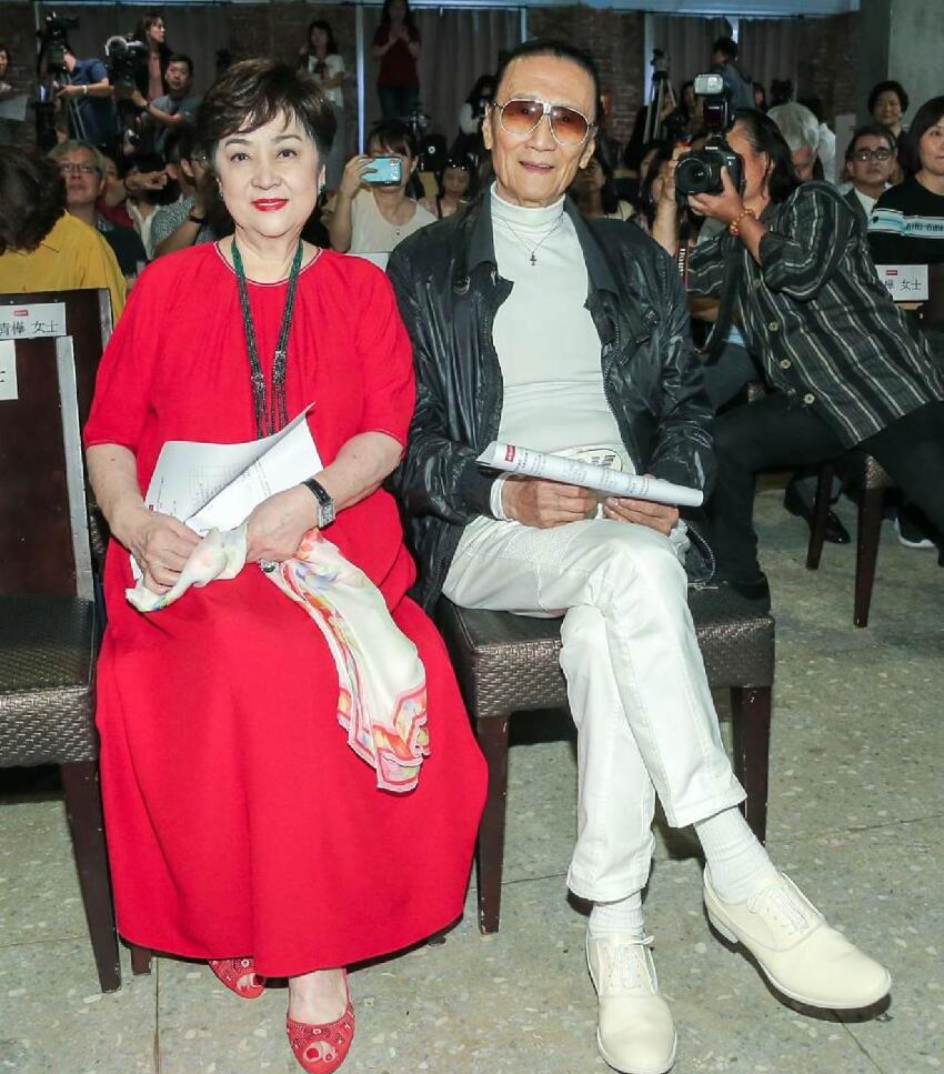 謝賢78歲第一任前妻甄珍罕露臉，帶兒子與友人聚會，仍然優雅高貴