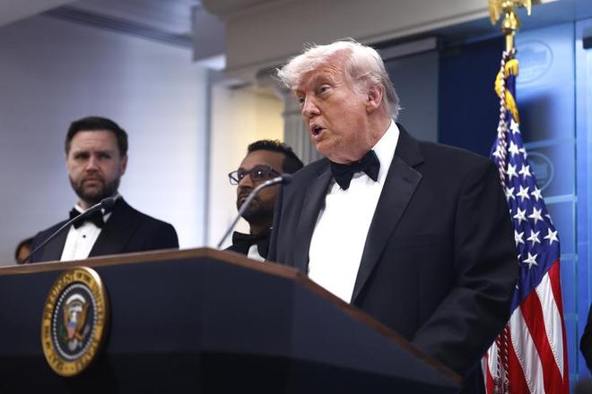 特朗普回應槍擊事件中撤離「跌倒」細節，辯稱「按特工要求趴到地上」，直言槍手有病：他是個瘋子，他經歷了很多，可能病得不輕