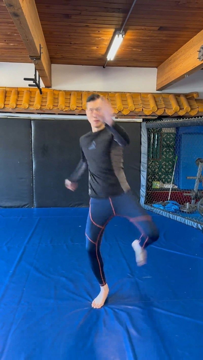 65歲「世界拳王」周比利裸身打拳，網嚇：吃了防腐劑