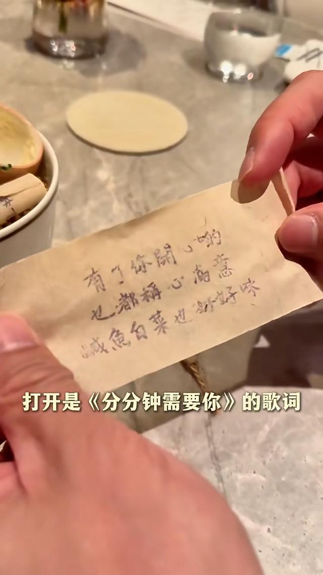 胡杏兒與老公過二人世界！李乘德陪過生日第10年，大餐藏紙條表白