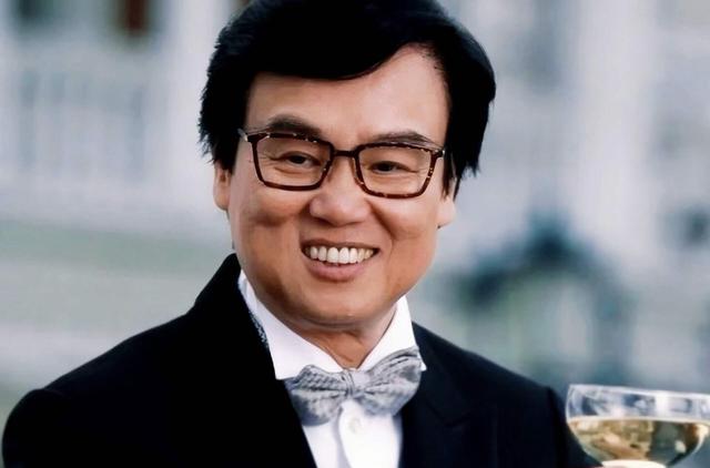 80歲香港知名老戲骨刑滿出獄，在獄中表現良好，扣減三分之一刑期