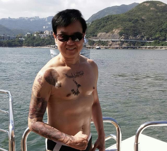 80歲香港知名老戲骨刑滿出獄，在獄中表現良好，扣減三分之一刑期