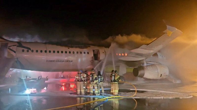 機場陷火海！飛機突然「遭火舌吞沒」　機上「176乘客慌逃難」現況曝光