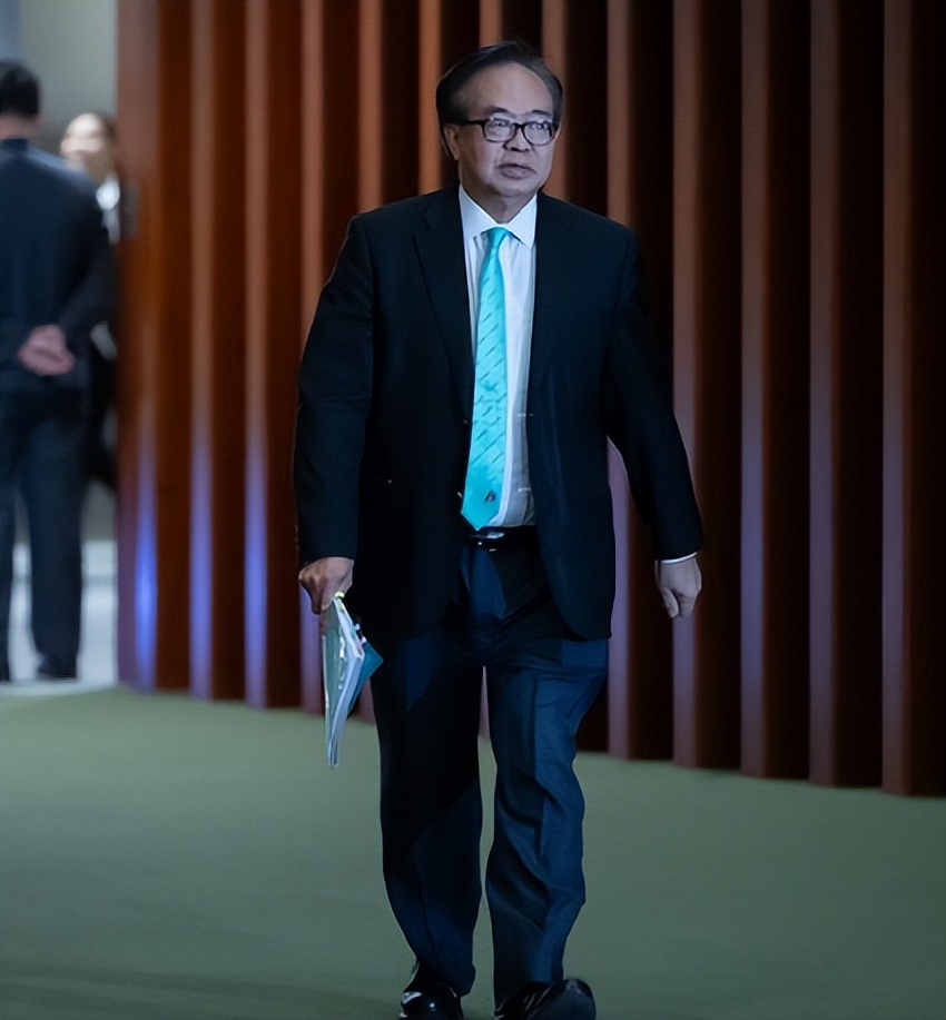 30 歲粵劇花旦與 73 歲商界大佬閃婚，男方優質條件令人無法抗拒