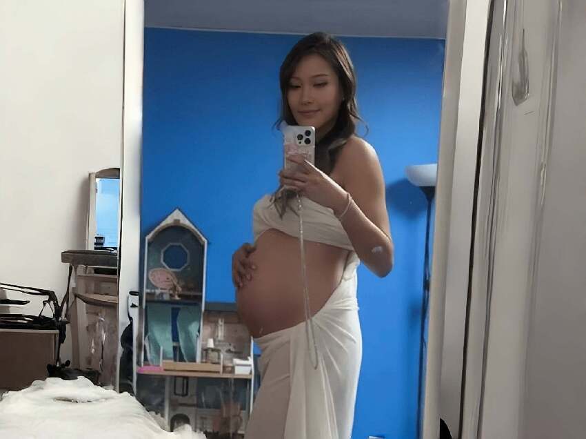 恭喜!前港姐季軍周美欣懷孕臨盆在即,穿三點式泳裝曬巨大孕肚