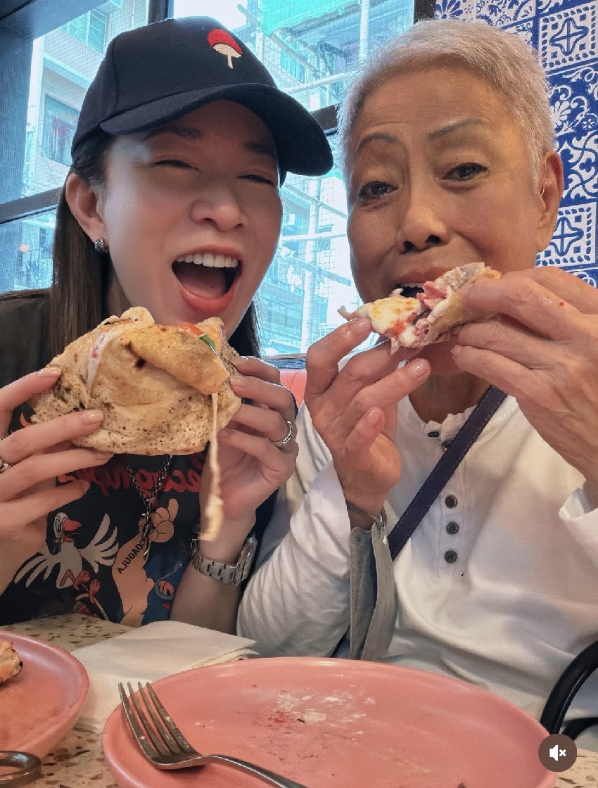 佘詩曼父親節曬照憶父，稱父親愛美皮膚白皙，感慨父女緣分僅五年