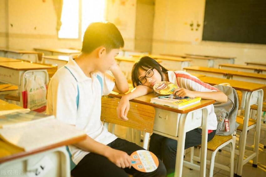 我退休金9000,同學聚會偶遇初戀,我謊稱2800,她說:我養你!