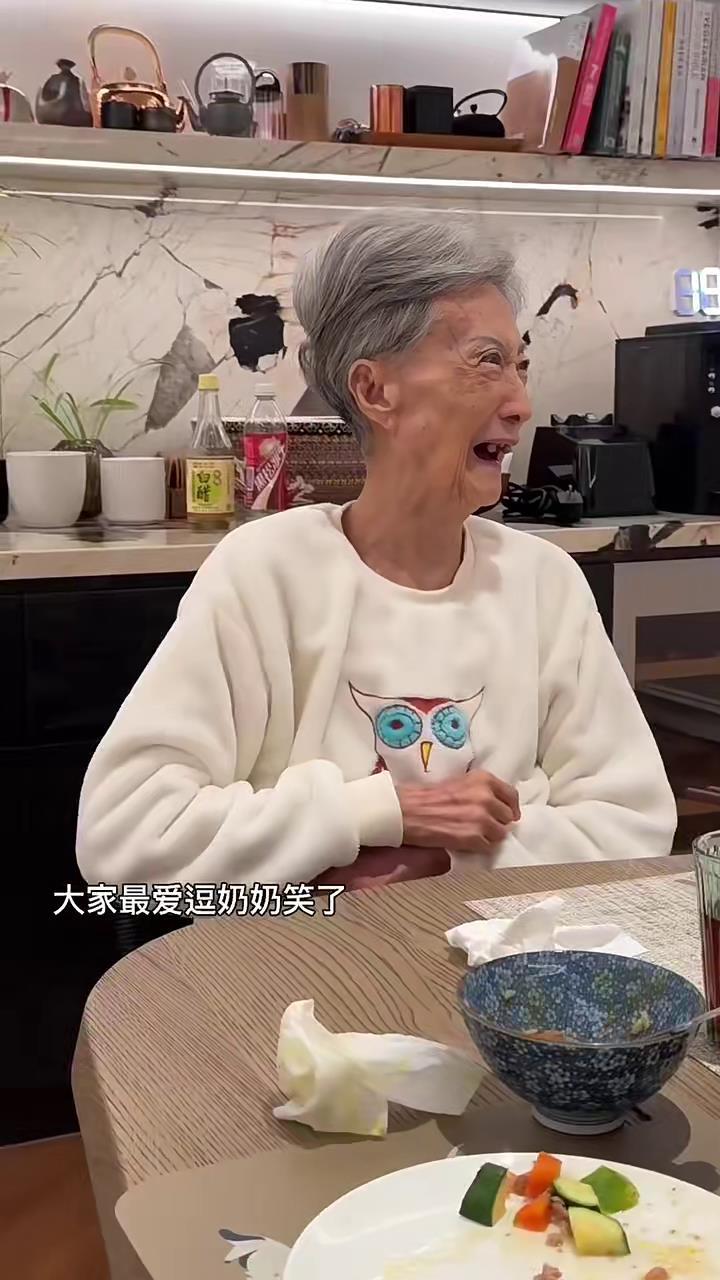 哈林93歲媽媽與兒媳同桌用餐開懷大笑，闢謠婆媳失和傳言