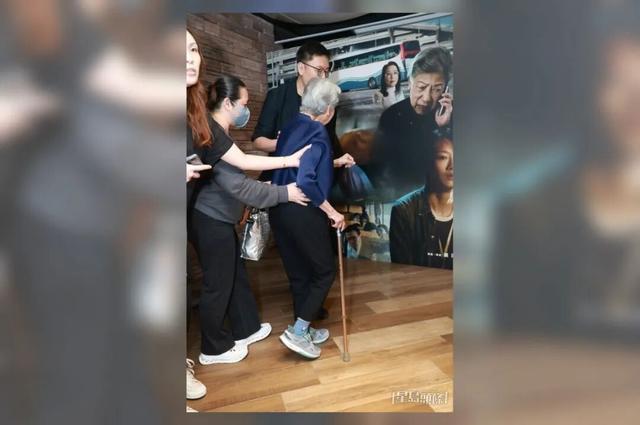 91歲TVB老戲骨再次跌傷，親揭離巢真相，稱有工作不想退休