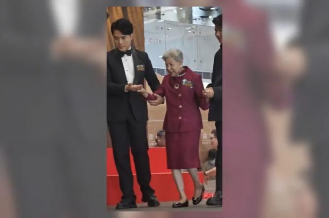 91歲TVB老戲骨再次跌傷，親揭離巢真相，稱有工作不想退休