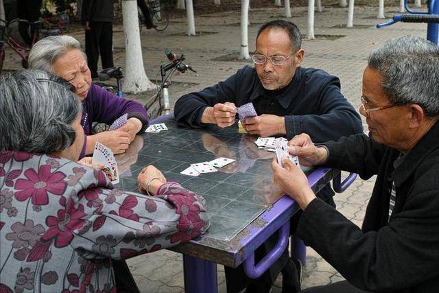 醫生直言：過了70歲以後，就算再渴，也不要在這2個時間段里喝水