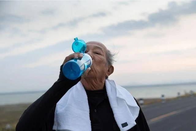 醫生直言：過了70歲以後，就算再渴，也不要在這2個時間段里喝水