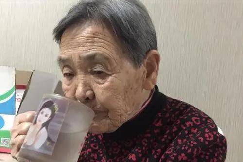 醫生直言：過了70歲以後，就算再渴，也不要在這2個時間段里喝水