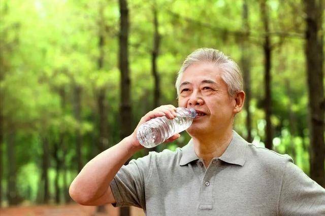 醫生直言：過了70歲以後，就算再渴，也不要在這2個時間段里喝水