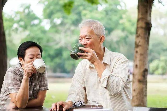 醫生直言：過了70歲以後，就算再渴，也不要在這2個時間段里喝水