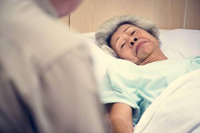 婆婆「天天打麻將」不肯幫帶孫,牌桌上突發「腦中風住院15天」求兒付醫藥費!結果...