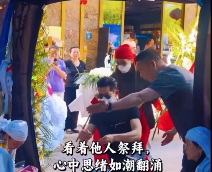 現場直擊!郭富城陪方媛返安徽縣城奔喪,夫妻戴孝在靈前跪別外公