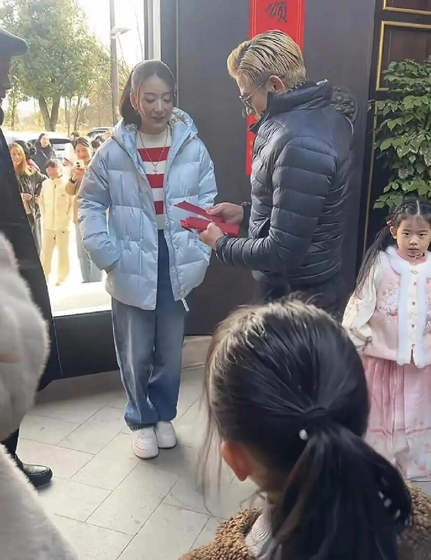 現場直擊!郭富城陪方媛返安徽縣城奔喪,夫妻戴孝在靈前跪別外公