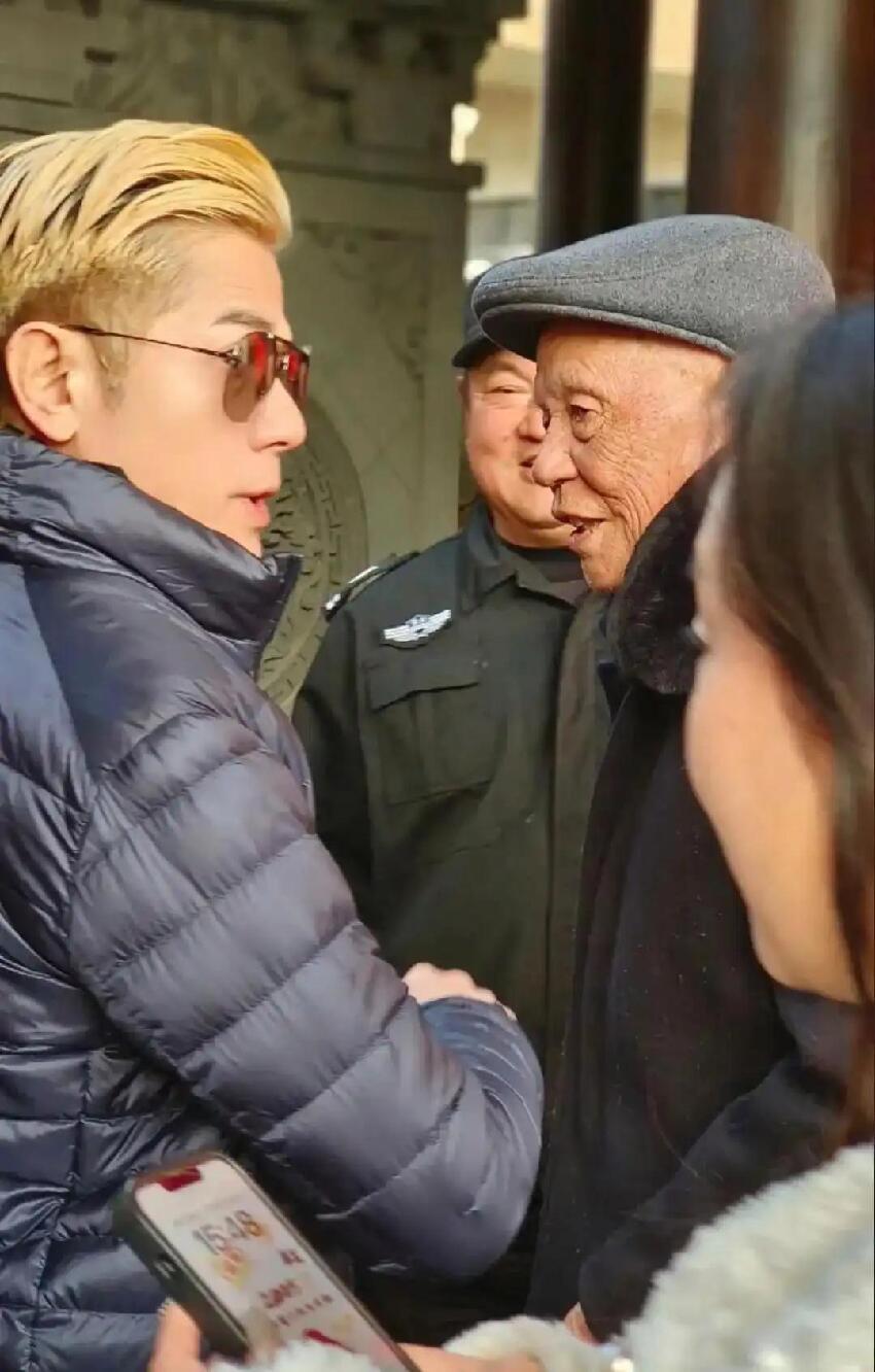 現場直擊!郭富城陪方媛返安徽縣城奔喪,夫妻戴孝在靈前跪別外公