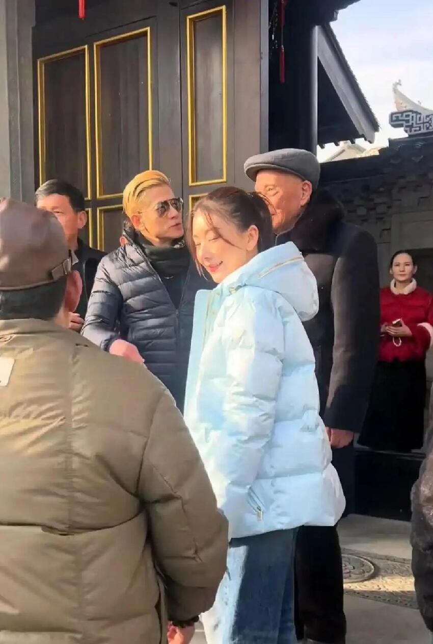 現場直擊!郭富城陪方媛返安徽縣城奔喪,夫妻戴孝在靈前跪別外公
