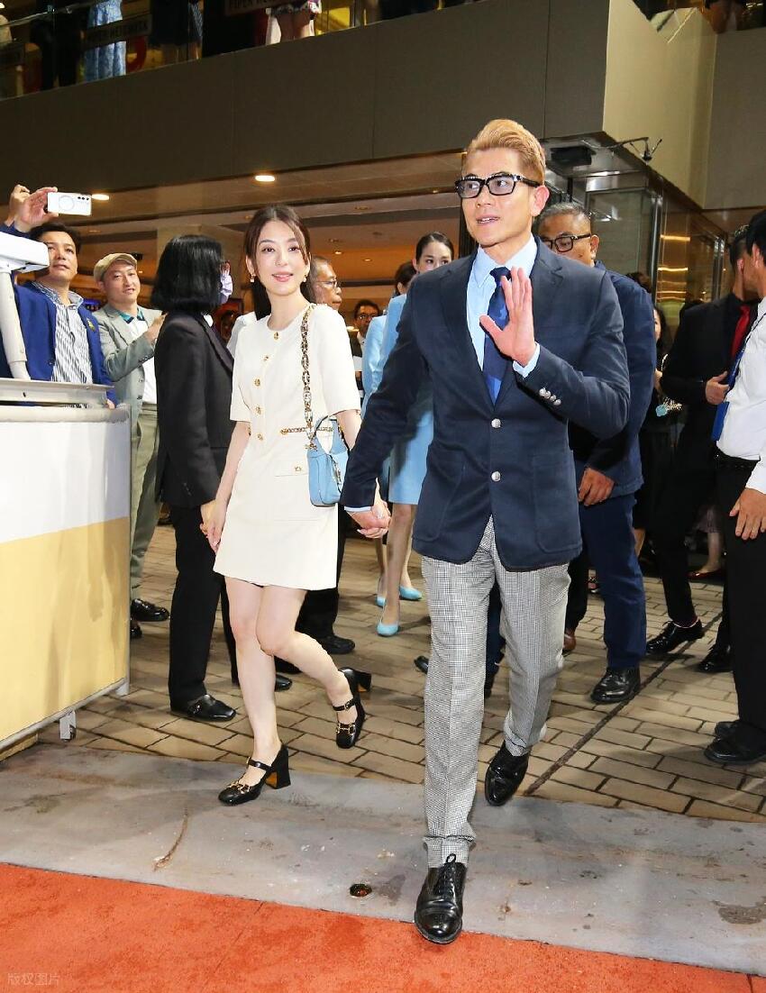 現場直擊!郭富城陪方媛返安徽縣城奔喪,夫妻戴孝在靈前跪別外公