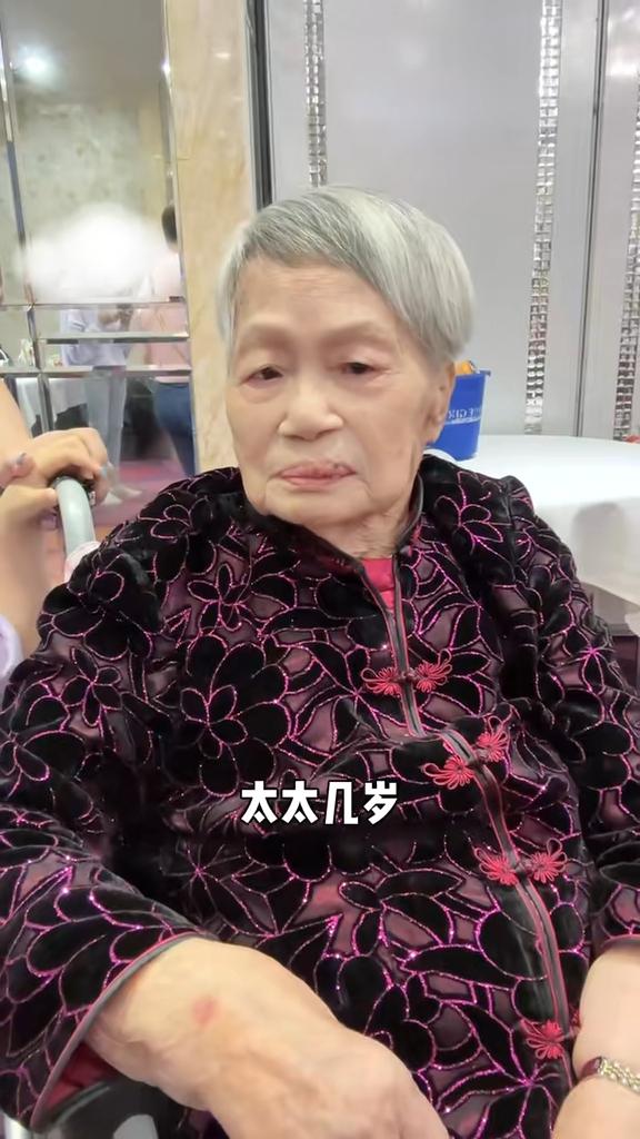 王祖藍為96歲奶奶賀壽！家族基因太強一張臉傳4代，眼鼻嘴如倒模