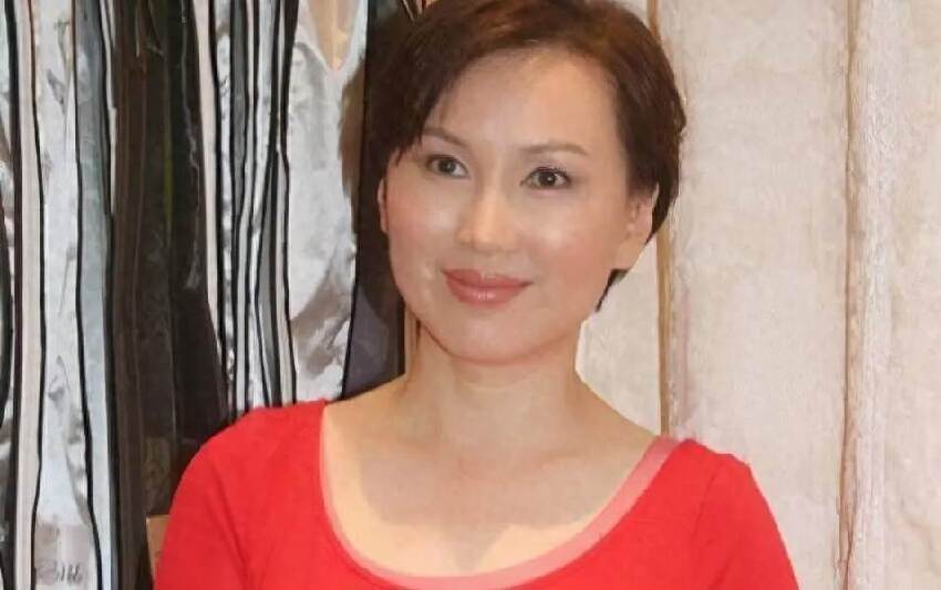 曾是「亞視一姐」，遭遇28年的不幸婚姻「被老公騙光全部家產」，如今62歲落寞街頭