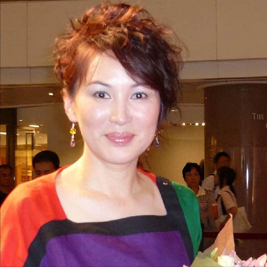 曾是「亞視一姐」，遭遇28年的不幸婚姻「被老公騙光全部家產」，如今62歲落寞街頭