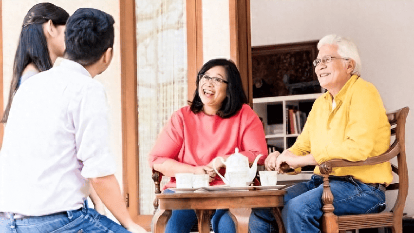 結婚前夜養父拉我進房間，完事後塞給我一張銀行卡，我痛哭流涕