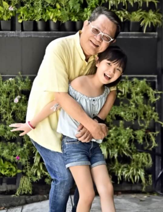 鄭進一14歲愛女正面照曝光，孩子媽身份令人意外，難怪至今不願娶她回家