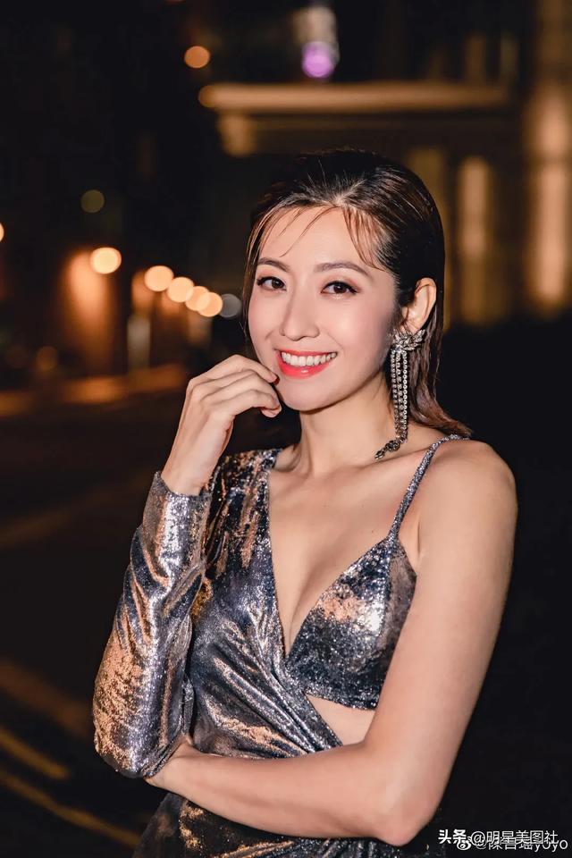 TVB女神陳自瑤一襲黑色弔帶蕾絲裙妖嬈嫵媚，高開叉秀性感美腿