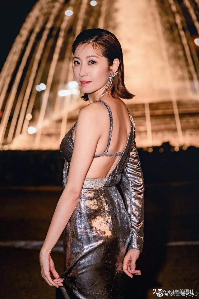 TVB女神陳自瑤一襲黑色弔帶蕾絲裙妖嬈嫵媚，高開叉秀性感美腿