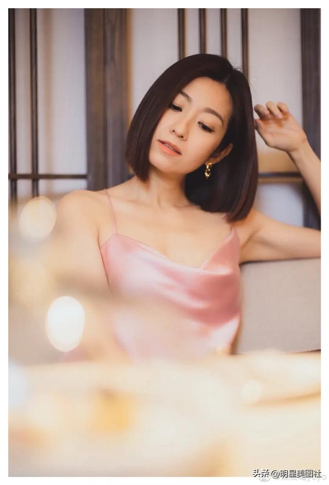 TVB女神陳自瑤一襲黑色弔帶蕾絲裙妖嬈嫵媚，高開叉秀性感美腿