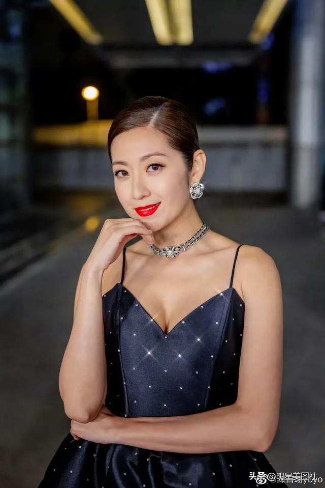 TVB女神陳自瑤一襲黑色弔帶蕾絲裙妖嬈嫵媚，高開叉秀性感美腿