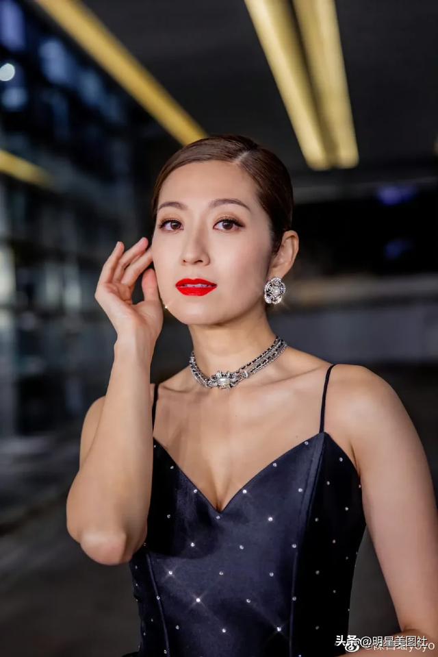 TVB女神陳自瑤一襲黑色弔帶蕾絲裙妖嬈嫵媚，高開叉秀性感美腿