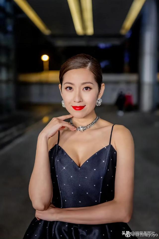 TVB女神陳自瑤一襲黑色弔帶蕾絲裙妖嬈嫵媚，高開叉秀性感美腿