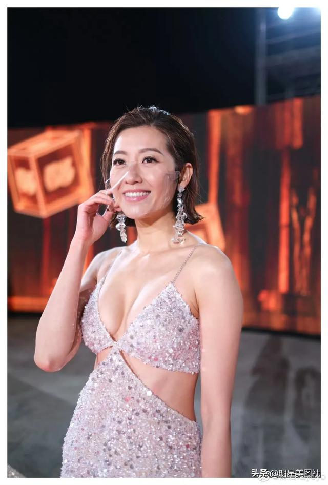 TVB女神陳自瑤一襲黑色弔帶蕾絲裙妖嬈嫵媚，高開叉秀性感美腿