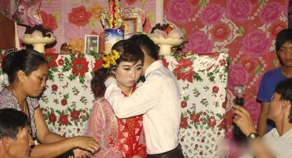 他娶到「超美越南新娘」開心炫耀，親友一看到結婚照卻說「你要小心她！」第2年果真發生慘劇！