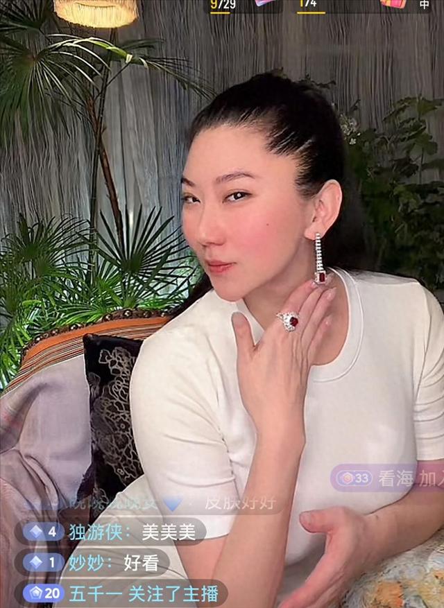 謝賢生前最後一任女友，小他49歲身材火辣，如今卻在老家當網紅